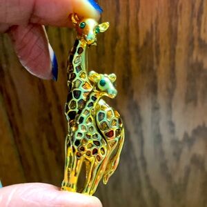 Giraffe Pin, Double Mother and Baby Giraffe Gold Tone Brooch. Preowned EUC